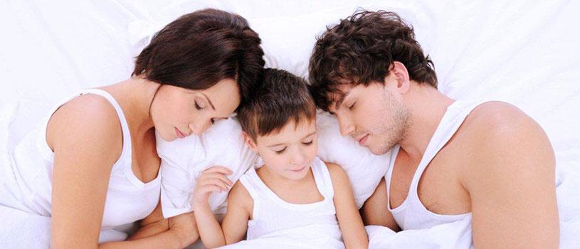שינה במיטת ההורים: האם זה באמת צורך של הילד?