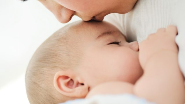 איך יודעים שהתינוק יונק מספיק?