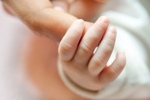 גזירת שיער וציפורניים לתינוק