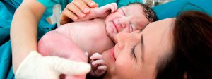 היולדת מעורבת בלידה, גם בניתוח (צילום: שאטרסטוק)