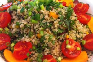 סלט קינואה עם אפרסמון