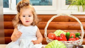 ילדה, סלסלת פירות, ירקות, תזונה נכונה, תזונת ילדים