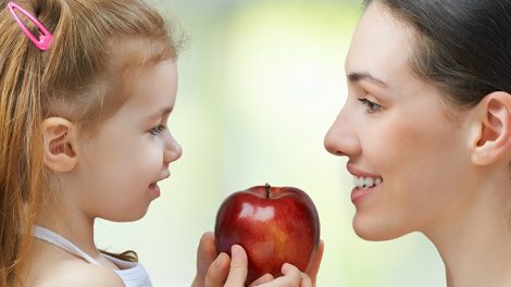 אמא, ילדה, תפוח