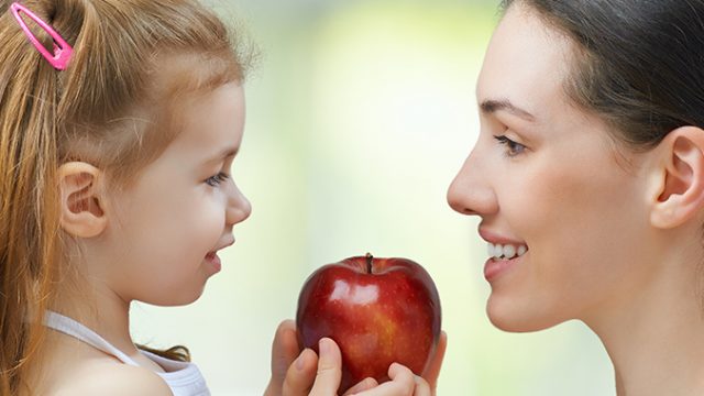 אמא, ילדה, תפוח