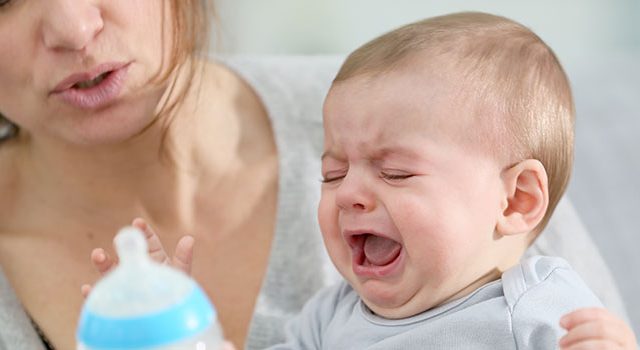 תינוק בוכה, סרבני בקבוקים