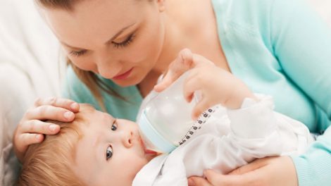 בקבוק האכלה, תינוק שותה חלב