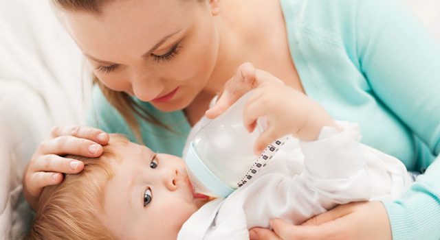 בקבוק האכלה, תינוק שותה חלב