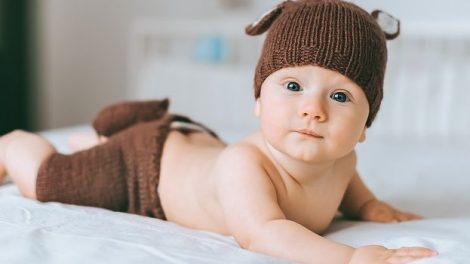 תינוק עם כובע