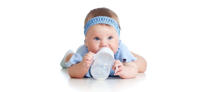 תינוקת שותה בקבוק חלב